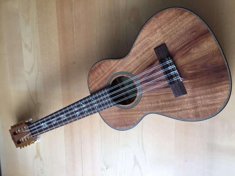 8 strunové ukulele